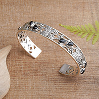 Onyx-Manschettenarmband, „Black Dewdrops“ – Onyx- und Sterlingsilber-Manschettenarmband aus Indonesien