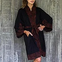 Kurze Robe aus Viskose, „Bewitching Blossom“ – Kurze Robe mit indonesischem Blumen-Batikdruck in Schwarz und Kakao