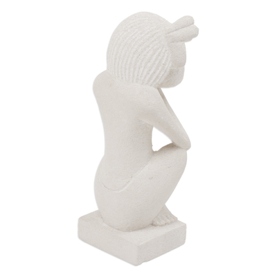 Escultura de piedra arenisca - Escultura de piedra arenisca de una mujer sentada por artesanos balineses