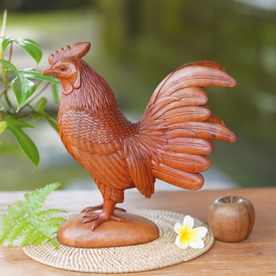 Escultura de madera, 'Rooster Pride' - Escultura de gallo tallada a mano en madera de Suar