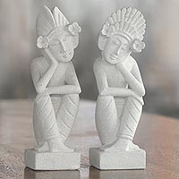 Sandsteinskulpturen, „Jegeg und Bagus“ (Paar) – Paar handgeschnitzte Sandsteinskulpturen aus Indonesien