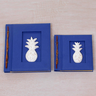 Álbumes de fotos con detalles en madera, (par) - Dos álbumes de fotos de piña de Indonesia de madera de Albesia en azul