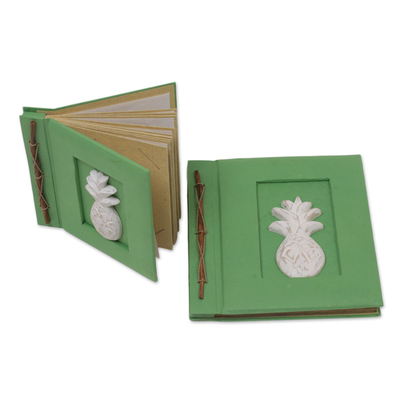 Álbumes de fotos con detalles en madera, (par) - Dos álbumes de fotos de piña de Indonesia de madera de Albesia en verde
