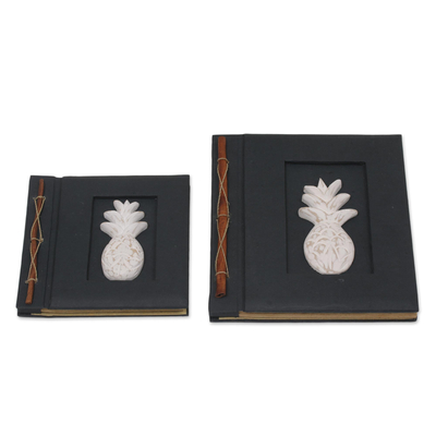 Fotoalben mit Holzakzenten, (Paar) - Zwei indonesische Ananas-Fotoalben aus Albesia-Holz in Schwarz