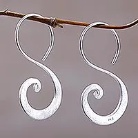 Pendientes colgantes de plata de ley, 'Cloud's Curve' - Pendientes colgantes en espiral modernos de plata esterlina de Indonesia