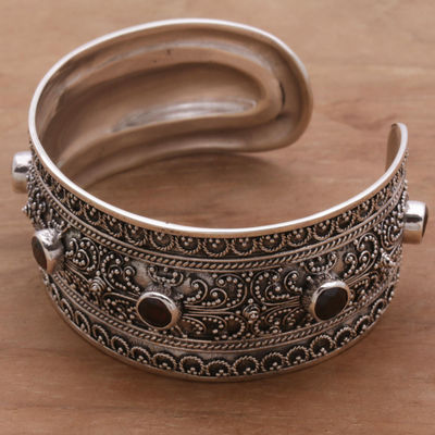 Granat-Manschettenarmband, 'Uluwatu-Altar'. - Balinesisches Manschettenarmband aus Sterlingsilber mit Granat 3,5 ct