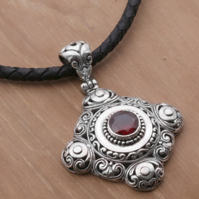 Granat-Anhänger-Halskette, 'Candi-Blume'. - Anhänger-Halskette aus Granat und 925er Sterlingsilber aus Bali