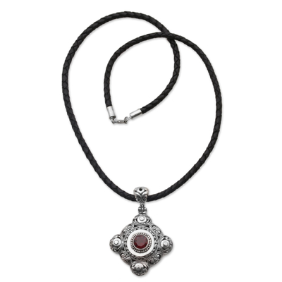 Granat-Anhänger-Halskette, 'Candi-Blume'. - Anhänger-Halskette aus Granat und 925er Sterlingsilber aus Bali