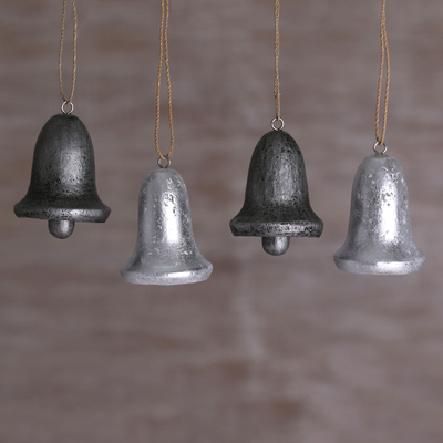 Holzornamente, 'Yuletide Bells in Silver' (Satz von 4 Stück) - Vier silberfarbene Albesia-Holzglockenornamente aus Bali