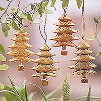 Holzschmuck, „Goldene Bäume“ (4er-Set) – Vier goldfarbene Albesia-Holzbaumschmuck aus Bali