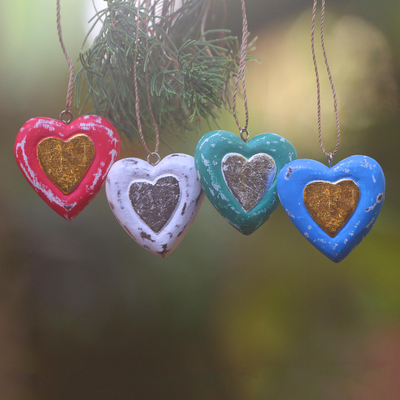 Adornos de madera, (juego de 4) - Cuatro adornos de madera de albesia bali multicolores en forma de corazón