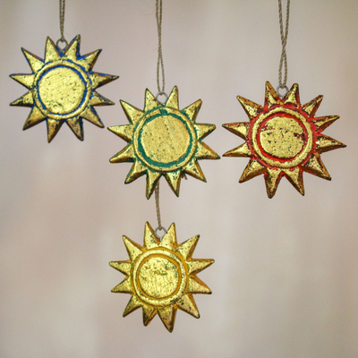 Holzornamente, 'Sunny Holiday' (4er-Satz) - Vier goldfarbene Albesienholz-Sonnenornamente aus Bali