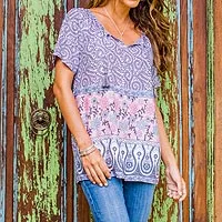 Blusa de rayón, 'Flowering Dreams' - Blusa tipo túnica de rayón floral gris y rosa de Indonesia