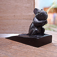 Tope de puerta de madera, 'Ratón encantador en negro' - Tope de puerta de ratón de madera de suar tallado a mano en negro de Bali