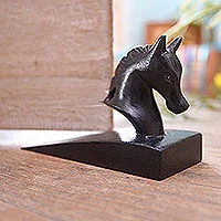 Tapón de puerta de madera, 'Handy Horse in Black' - Tapón de puerta de caballo de madera de Suar tallado a mano en negro de Bali