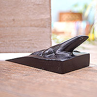 Türstopper aus Holz, „Handy Gecko in Schwarz“ – handgeschnitzter Türstopper aus Suar-Holz in Eidechse in Schwarz aus Bali