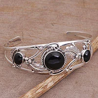 Onyx-Armreif, „Night Leaves“ – Onyx- und Sterling-Silber-Armreif mit Blättern aus Bali