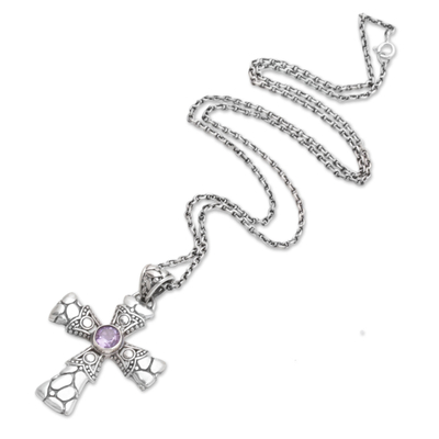 Amethyst-Anhänger-Halskette, 'Pebble Cross - Amethyst- und Sterlingsilber-Kieselkreuz-Halskette aus Bali