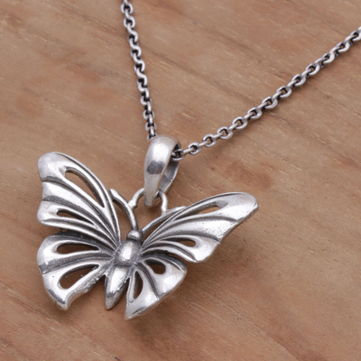 Anhänger-Halskette aus Sterlingsilber, 'Emerging Butterfly'. - Sterling Silber Schmetterling-Anhänger-Halskette aus Bali