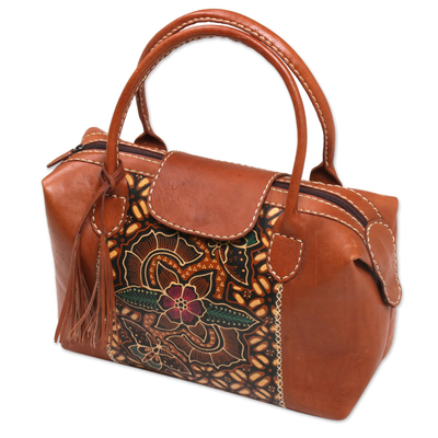 Handtasche aus gebatiktem Leder, 'Kawung Blossom'. - Traditionelle Batik-Handtasche mit Blumengriff aus Leder aus Bali