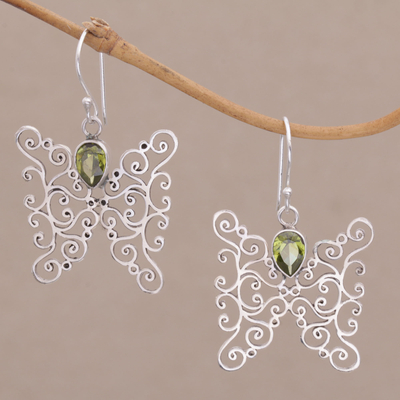 Pendientes colgantes de peridoto, 'Butterfly Swirls in Green' - Pendientes de mariposa de peridoto y plata de ley de Bali