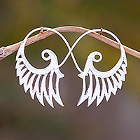 Tropfenohrringe aus Sterlingsilber, „Winged Beauty“ – indonesische handgefertigte Flügelohrringe aus Sterlingsilber
