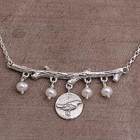 Collar colgante de perlas cultivadas, 'Morning Chirp' - Collar de pájaros de plata de ley y perlas cultivadas de Bali