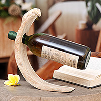 Portabotellas de vino de madera, 'Peeking Gecko' - Portabotellas de vino Gecko de madera envejecida hecho a mano