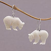 Pendientes colgantes de hueso, 'Grizzly Brothers' - Pendientes colgantes de oso grizzly de hueso hechos a mano de Bali