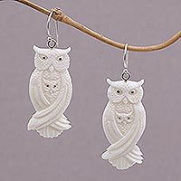 Pendientes colgantes de hueso, 'Owl Bond' - Pendientes colgantes de la familia de búhos de hueso hechos a mano de Bali