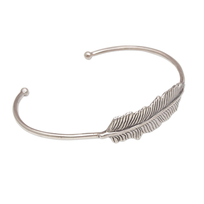 Manschettenarmband aus Sterlingsilber, „Alluring Feather“ – Federarmband aus 925er Sterlingsilber aus Bali