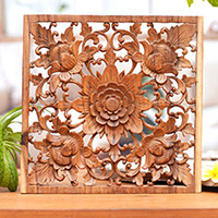 Holzreliefplatte, „Blooming Symmetry“ – handgeschnitzte quadratische Suar-Holzreliefplatte mit Blumenmuster aus Bali