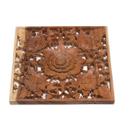 Reliefplatte aus Holz - Handgeschnitzte quadratische florale Suar-Holz-Reliefplatte aus Bali