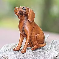 Holzskulptur „Loyal Dog“ – handgefertigte Hundeskulptur aus Suar-Holz aus Bali