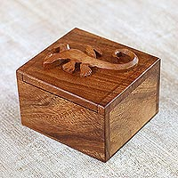 Caja decorativa de madera, 'Protective Gecko' - Caja decorativa hecha a mano de madera de Suar Gecko de Bali