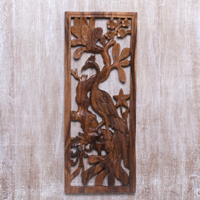 Panel de relieve de madera, 'Garza de cola de pavo real' - Panel de relieve hecho a mano con temática de pájaros de madera de Suar de Bali