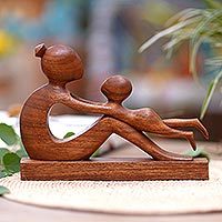 Holzskulptur „Verspielte Mutter“ – handgeschnitzte Mutter-Kind-Skulptur aus Suar-Holz aus Bali