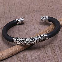 Manschettenarmband aus Sterlingsilber, „Night Majesty“ – Manschettenarmband aus Sterlingsilber und schwarzem Gummi aus Bali