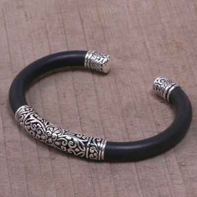 Manschettenarmband aus Sterlingsilber - Manschettenarmband aus Sterlingsilber und schwarzem Gummi aus Bali