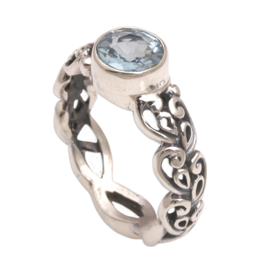 anillo de topacio azul de una sola piedra - Anillo de topacio azul y plata de ley con una sola piedra de Bali
