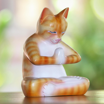 Holzstatuette - Meditierende Katzenstatuette aus Holz in Orange und Weiß aus Bali