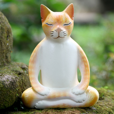 estatuilla de madera - Estatuilla de gato meditando de madera en naranja y blanco de Bali
