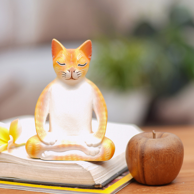 Holzstatuette - Meditierende Katzenstatuette aus Holz in Orange und Weiß aus Bali