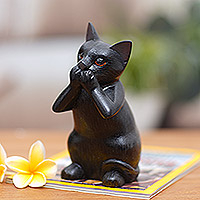 Holzskulptur „Kitty Speaks No Evil“ – handgeschnitzte Katzenskulptur aus schwarzem Suar-Holz aus Bali
