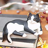 Escultura de madera, 'Lounging Kitty' - Escultura de gato de madera en blanco y negro descansando de Bali