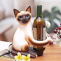 Weinhalter aus Holz, „Siamese Cat Hug“ – Handgefertigter Weinhalter aus Holz mit siamesischer Katze aus Bali