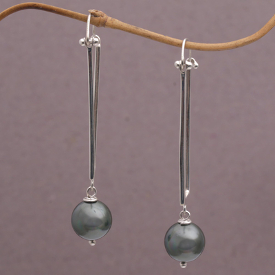Pendientes colgantes de perlas cultivadas, 'Esfera moderna' - Pendientes colgantes de perlas grises cultivadas hechos a mano de Bali