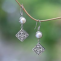 Pendientes colgantes de perlas cultivadas, 'Square Dance' - Pendientes colgantes de perlas cultivadas y plata de ley de Bali