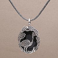 Halskette mit Onyx-Anhänger, „Mutterreiher“ – Halskette mit Vogelmotiv aus Onyx und Sterlingsilber aus Bali