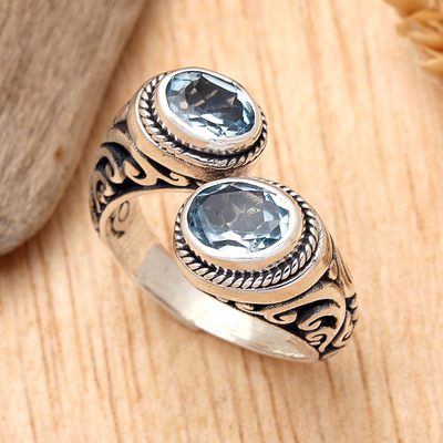 anillo cruzado de topacio azul - Anillo envolvente de topacio azul elaborado en plata de ley en Bali